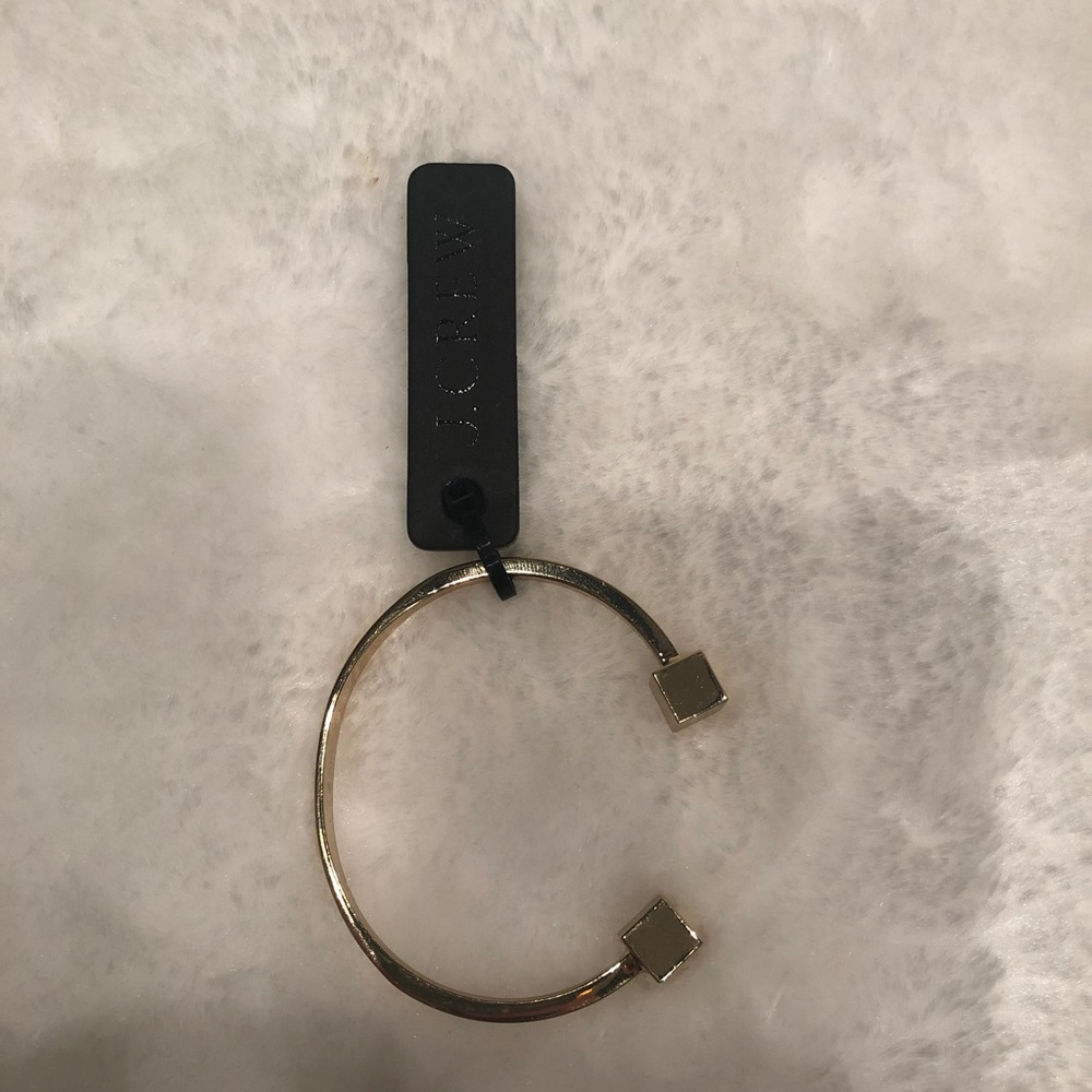 BRAND NEW. Gorgeous gold bracelet.